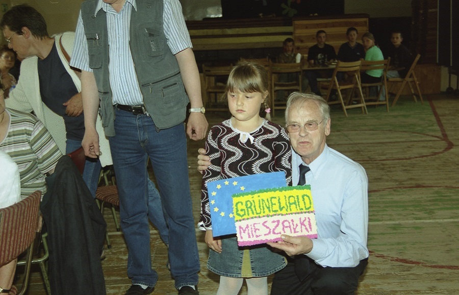 Juni 2005: Ernst erhlt eine Europa-Grnewald-Mieszalki-Collage von Grnewalder Schulkindern